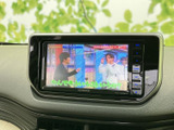 停車中には、地上デジタル放送を楽しめます。待ち時間や休憩時間に、番組をチェックできる便利な機能です。楽しい移動のお供に最適です。