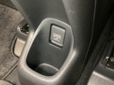 アームレストの後ろ側にはカップホルダーと、その中にあるアクセサリーソケットはUSBのアダプターをつければ移動中に充電もできるので便利です。