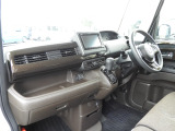 ★助手席周辺★ダッシュボードに収納量豊富なBOXがあり、いつもすっきりとした車内!ほしい場所にちょうど良い収納を備えています。大きなフロントガラスによって見晴らしも良く快適な座り心地となっております!