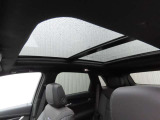 電動パノラミックサンルーフ付きで車内も明るく開放的です。天気が良い時に是非とも使用していただきたい装備です。