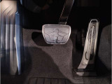 【ペダル】BMWはオルガン式アクセルペダルを採用しています。踏み込む足とペダルが同じ軌跡を描くため、かかとがずれにくく、アクセルコントロールがよりしやすくなるメリットがあります。