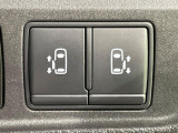 【両側スライドドア】駐車場で隣の車との間隔が狭く乗りにくい時、スライドドアなら安心!ドアオープン時も幅を取らず、開口部が広いので乗り降りがとっても簡単です。大きな荷物の出し入れも後席から可能♪