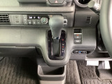 足元スッキリ、インパネシフトです。パーキングブレーキは電子制御パーキングブレーキタイプなので、運転席と助手席の間がスッキリしています。