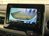 リバースギアに入れるだけで後方の表示へ切り替わります。夜間や雨の日の駐車も楽になりますよ。