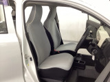 運転席と助手席の間が空いている為、助手席側への移動がスムーズです。交通量の多い道でも助手席側から乗り降りができます。