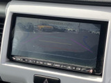 狭い場所での駐車も安心。後方の状況を画面で確認できるバックモニターは、運転に不慣れな方にもおすすめです。ガイドラインも表示されます。