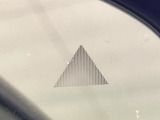 【後方車輛検知】走行中、ドアミラーの死角になりやすい箇所に後続車が接近するとサイドミラー付近に警告を表示、ドライバーに注意喚起をしてくれます。