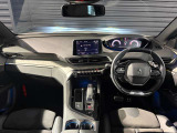 スッキリとまとめられた運転席周りで、運転を楽しくさせる内装です