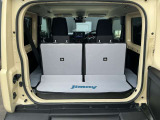 バックドアは大きく開きます。定員乗車時でも十分広いラゲッジスペースを確保しています。