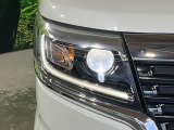 【LEDヘッドライト】悪天候や夜間走行時も良好な視界を確保し安心して運転できる高輝度LEDヘッドライトを装備!点灯速度が早く、消費電力も抑えられています。