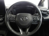 快適な操作性の運転席、ハンドルも綺麗に清掃済みです。もちろん安全を守るエアバッグも装備しているので安心してお乗りいただけます。