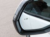 ブラインドスポットモニター は側方や後方の死角に他の車両など物体が入ってきた時ドアミラー上のアイコンが点灯し警告音で注意を喚起してくれます。