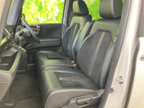 運転席からの視界は広く、運転操作もスムーズに行えます。使いやすい配置で、快適なドライビングをサポートします。
