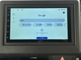 鮮明な高画質モニターで、様々な情報を確認できます。インターネットへの接続機能も備え、快適なドライブをサポートします。直感的な操作で使いやすさも魅力です。