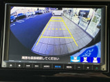 駐車時の安全性を高めるバックモニター。狭い場所でも安心して駐車操作を行えます。
