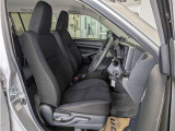 高いホールド性で運転姿勢が安定します。長距離ドライブでも疲れにくいのが魅力です。快適なドライビングライフをお送りください♪