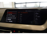 高精細ワイド・ディスプレイ: 視認性に優れた大型タッチパネルを採用。ナビゲーションだけでなく、エンターテインメント機能も鮮明に表示します。