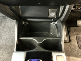 運転席と助手席の間にはドリンクホルダーが付いています。ちょうど手の届く所にありますので、とっても便利です♪
