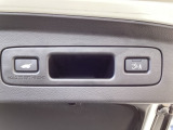 ハンズフリー機能付きパワーテールゲートで、重い荷物を持っていても足をかざすだけで開閉可能。予約クローズ機能により、離れると自動で閉まるため、積み込み後もスムーズに移動できます。