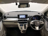 シンプルながら機能性あふれる運転席廻りです。視界性もよく、運転しやすいですよ。