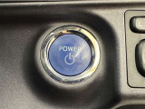 システムスタートボタンです。キーが車内にあれば、HVシステムの始動・停止はブレーキを踏んでスイッチを押すだけ!キーを取り出す手間を省き、ワンプッシュで簡単でスムーズです。