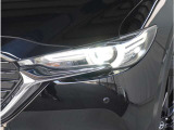 【LEDヘッドライト】悪天候や夜間走行時も良好な視界を確保し安心して運転できる高輝度LEDヘッドライトを装備。明るい上に点灯速度が早く消費電力も抑えられています。