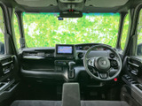 運転席からの視界は広く、操作性も抜群です。シートの座り心地も良く、長距離運転でも疲れにくいでしょう。快適なドライブを。