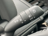 操作しやすいウインカーレバーで、安全な車線変更をサポート。視認性にも優れ、直感的に操作できます。
