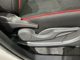 シートハイトアジャスターが付いているので運転姿勢を調整するのに便利ですね。身長に合ったシートポジションは安全運転や疲労軽減にもつながります。