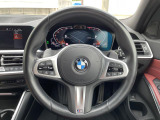 BMWのステアリングのリムは、一般的なものより少し太めにデザインされています。 これはタイヤやステアリングシャフトなどを介して伝わる路面からの入力を、しっかりと把握するためです。