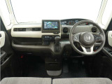 ◆インテリアパネル◆視界広々で非常に運転しやすくロングドライブでも疲れを感じさせないすっきりとまとまったインパネ周りです。