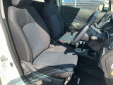 運転席には、シートリフターが付いております☆ 前後のスライドに加えシートの高さも変更出来ますので小柄な女性の方でも運転し易いポジションを取れます♪