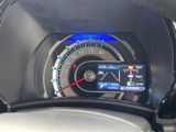 視認性の高いメーターで、速度やエンジン状態をひと目で確認できます。運転に集中できる、シンプルで機能的なデザインです。