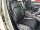 マツダ車のシートは人間工学に基づき設計されています。ハンドルを握る体勢が自然なポジションになるようにシートの作り込みをおこなっていますので、ロングドライブでも疲れにくいです!