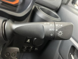 操作しやすい位置に配置されたウインカーレバー。直感的な操作性で、安全な車線変更をサポートします。オート機能も備え、運転の負担を軽減します。