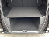 2段でも積める便利な荷室。備え付けのボードを使えば上下で積みわけができて便利です。