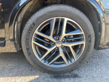 【タイヤ・ホイール】 純正19インチアルミホイール タイヤサイズ《225/55R19》になります。