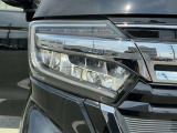 【LED・HIDヘッドライト】 ハロゲンヘッドライトに比べて大光量で、遠方視認性を向上させてくれる為、悪天候や夜間の運転をより安全にサポートしてくれます
