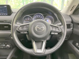 インテリアに合わせたデザインのステアリングは、運転される方のことも考え、運転しやすい形状、大きさです。是非一度、実際に触ってお確かめください。