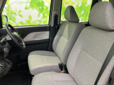 シートの素材感も上質で、快適なドライブをサポートします。運転席に座れば、そこが特別な空間になります。