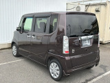 コンビネーションランプを高い位置に配置、後続車に見やすいデザインで安全にも配慮。