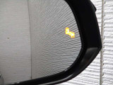 隣車線を走る車両をレーダーで検知し、ドアミラーでは確認しにくい後側方エリアに存在する車両に加え、急接近してくる車両も検知します。車両を検知するとドアミラーに搭載されたLEDインジケーターが点灯します。