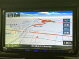 鮮明な地図表示で、目的地までスムーズに案内。交通情報もリアルタイムで確認でき、渋滞回避にも役立ちます。遠出の際も安心です。