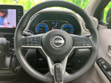握りやすい形状で、運転操作を快適に。オーディオやハンズフリー通話のスイッチも装備し、運転中でも便利に操作できます。