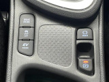 【電子パーキングブレーキ】指先ひとつでサイドブレーキの操作が可能です。信号待ちなどでブレーキペダルから足を離しても停止状態を保持する「ブレーキホールド機能」も搭載。
