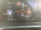 見やすいスピードメーターと中央にはモニターがあり車の設定やタイヤのアングル確認もできます!!