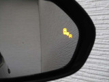 隣車線を走る車両をレーダーで検知し、ドアミラーでは確認しにくい後側方エリアに存在する車両に加え、急接近してくる車両も検知します。車両を検知するとドアミラーに搭載されたLEDインジケーターが点灯します。