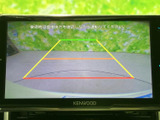 後方確認をサポートするモニターで、狭い道や駐車時も安全性を高めます。運転に不安を感じる場面を減らします。