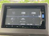 多彩な機能を備えたオーディオシステムで、快適なドライブをサポート。CD/DVD再生はもちろん、ラジオやiPod接続も可能です。
