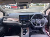 すっきりした運転席周りにはナビやエアコンの操作パネルを設置しておりますので、お一人での運転でもご安心できます。